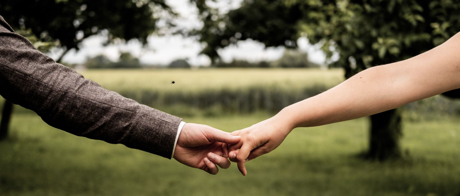 Hochzeitszeremonie im Freien mit Blumengesteck